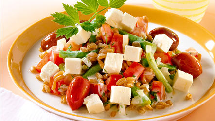 Insalata di orzo con zucchine, olive taggiasche, prezzemolo e feta